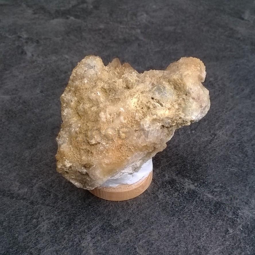 Drúza kalcitu žlutého, medového 110g (Česká Republika) (X1665)