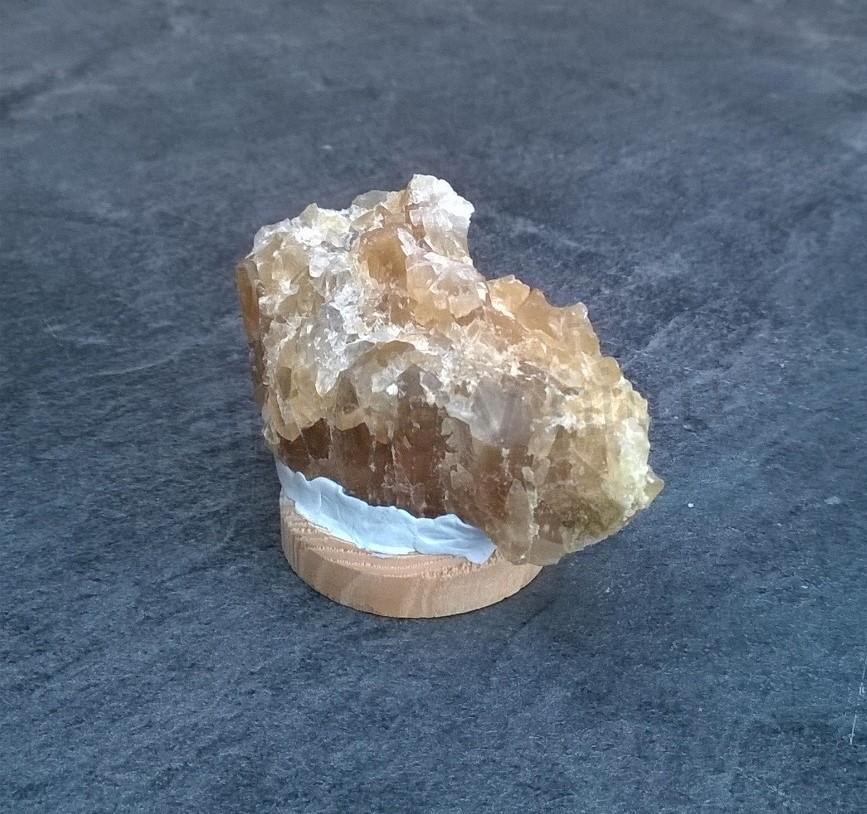 Drúza kalcitu žlutého, medového 54g (Česká Republika) (X1671)