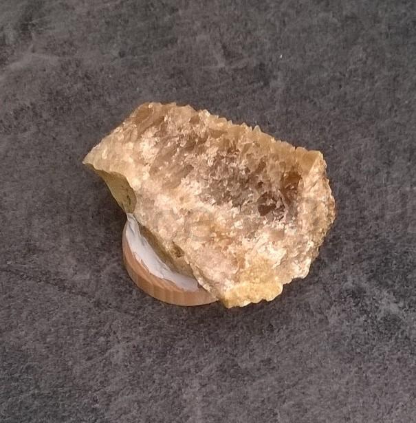 Drúza kalcitu žlutého, medového 45g (Česká Republika) (X1678)