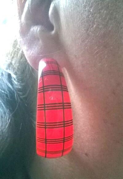 Kruhové rackové náušnice ve tvaru C červené (BB734)