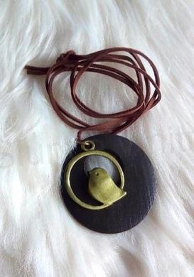 Etnický dřevěný náhrdelník s přívěškem ptáček – hnědá (BD831)