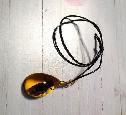 Jantarový přívěšek s hmyzem černá včela na kožené šňůrce (PP205)