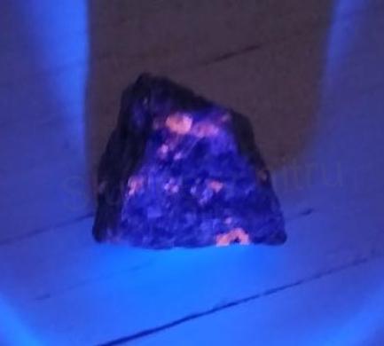 Yooperlit – UV ohnivý kámen, surový 26,6 g (X1860)