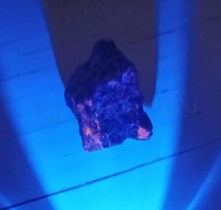 Yooperlit - UV Ohnivý kámen - surový 20,5 g (X1862)