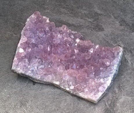 Ametyst drúza narostlá v chalcedonu 290 g (Brazílie) (X1905)