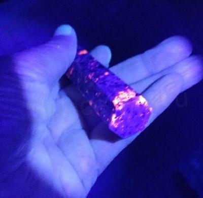 Yooperlit – UV ohnivý kámen, broušená špice 105 mm | 75 g (X1991)