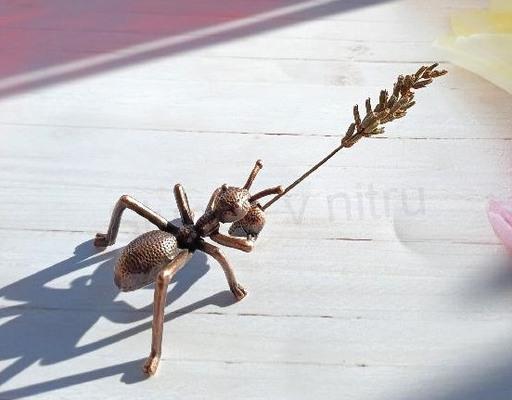 Kovový podstavec mravenec s vykuřovadlem (AE46)