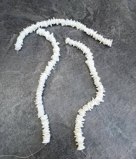 Minerální bílé korálky z mušlí, šňůra cca 19 cm | sekané (X2026)