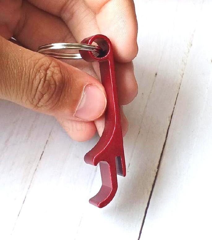 Klíčenka, přívěsek na klíče otvírák lahví písmeno F fialový (H701)