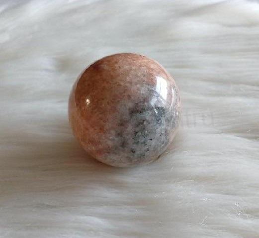 Sluneční kámen koule leštěná 52 mm | 195 g (X2161)