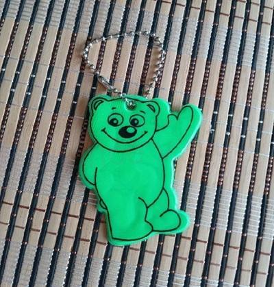 Klíčenka reflexní, fosforový medvídek bílý (E1057)