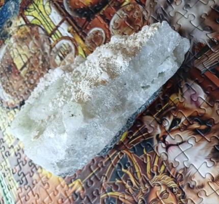 Minerální kámen chalcedon, prehnit drúza (1190 g) (X2238)