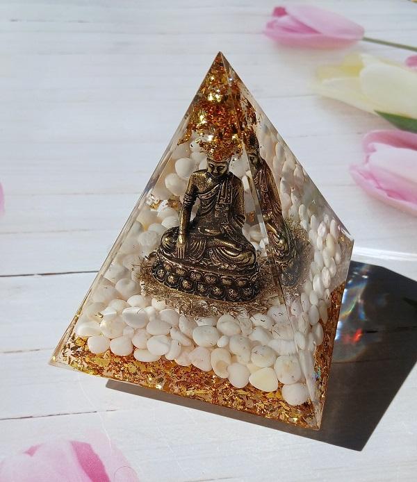 Harmonizační orgonitová pyramida 80×80 mm – Buddha s bílým jadeitem (PP226)