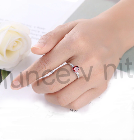 Postříbřený prsten s rubínem srdce (BE128)