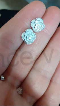 Postříbřené puzetové náušnice kytička (BE143)