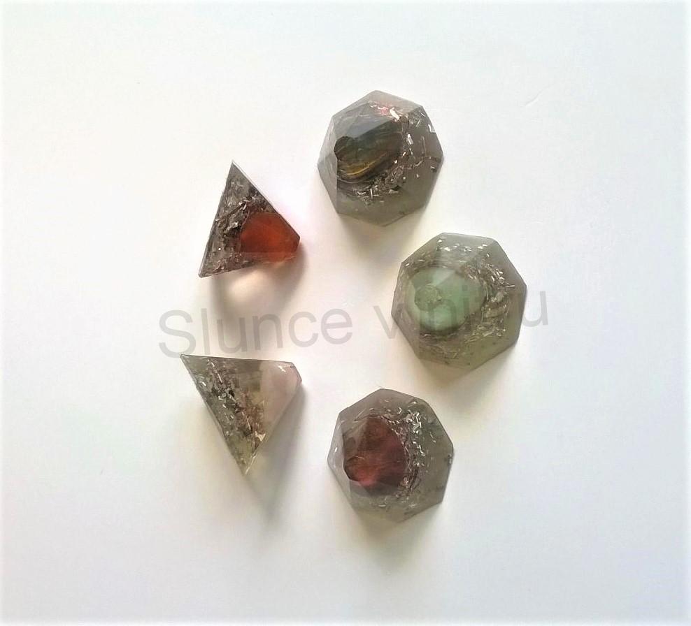 Orgonitový jehlan - (pyramida) 2,8 x 2,1 cm (X495)