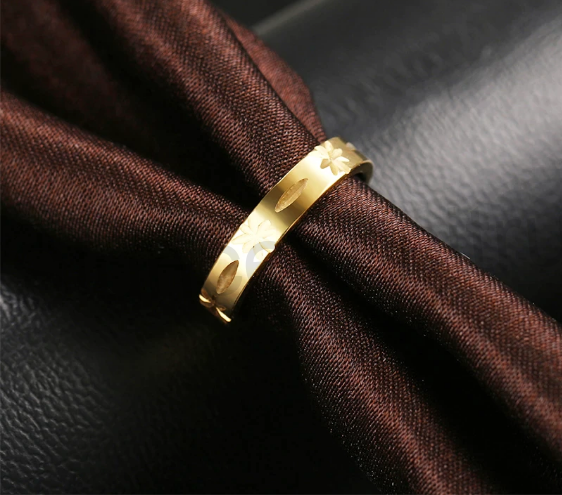 Prsten z chirurgické oceli s ozdobami 4 mm (BP299)