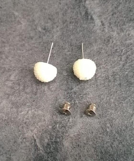 Puzetové náušnice s barevnými kuličkami tmavé růžová (BB437)