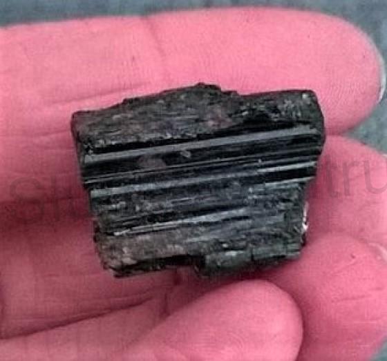Turmalín surový 17,6 g (Brazílie) (X628)