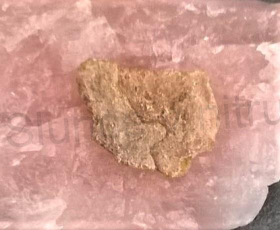 Jantar kopál surový přírodní 4,9 g (X629)