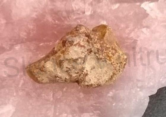 Jantar kopál surový přírodní 4,4 g (X637)