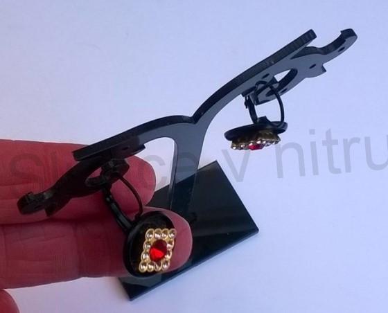 Černé náušnice s kamínky červené (BB570)