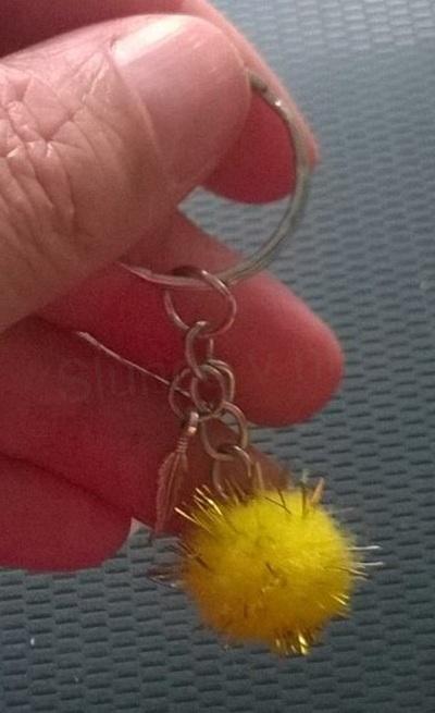 Přívěsek na klíče - barevná bambulka s listkem bílá (H282)