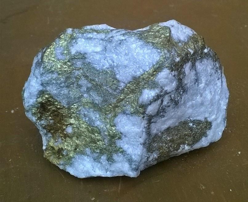 Chalkopyrit na magnezitu 228,8 g (Slovenská Republika) (X942)