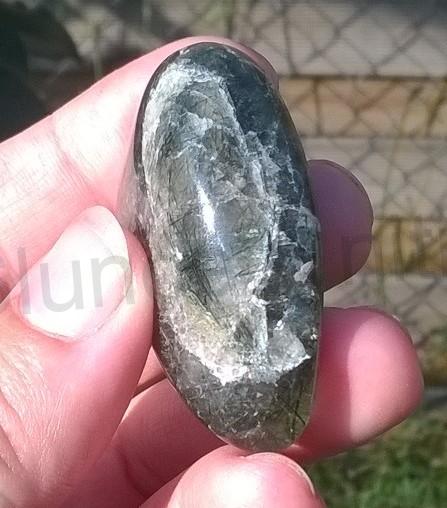 Leštěný aktinolit v křišťálu 36,7 g (Brazílie) (X990)