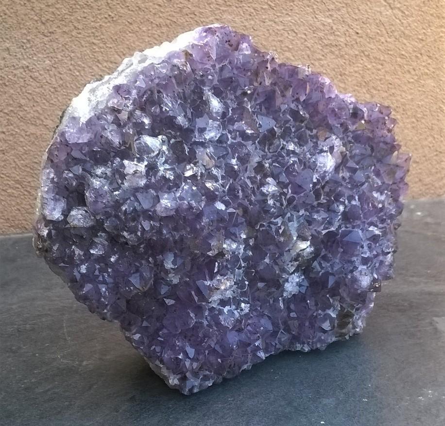 Ametyst drúza s kalcitem 2636g (Uruguay) (X1070)