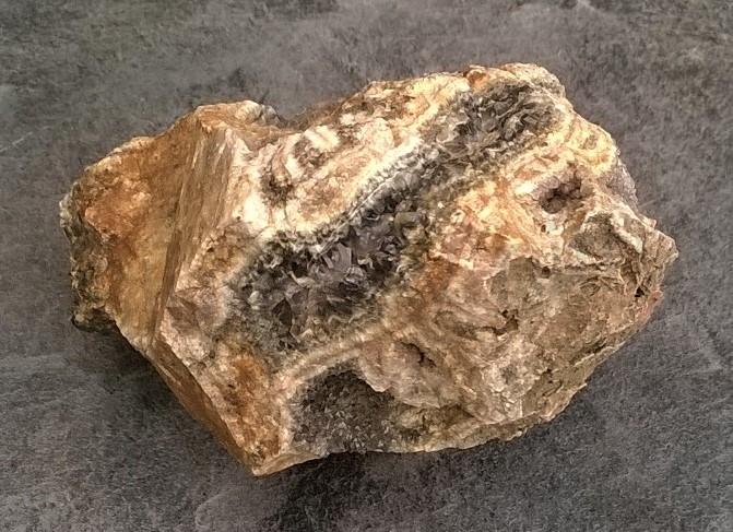 Drúza zonálního křemene - ametyst, záhněda - morion  544 g (Česká Republika) (X1098)