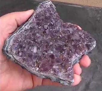 Ametyst drúza narostlá v chalcedonu 365g (Brazílie) (X1143)