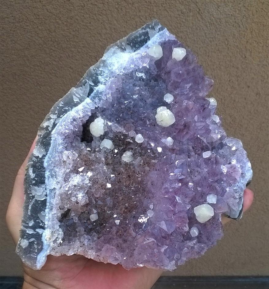 Ametyst drúza s kalcitem narostlá v chalcedonu 1718g (Brazílie) (X1148)