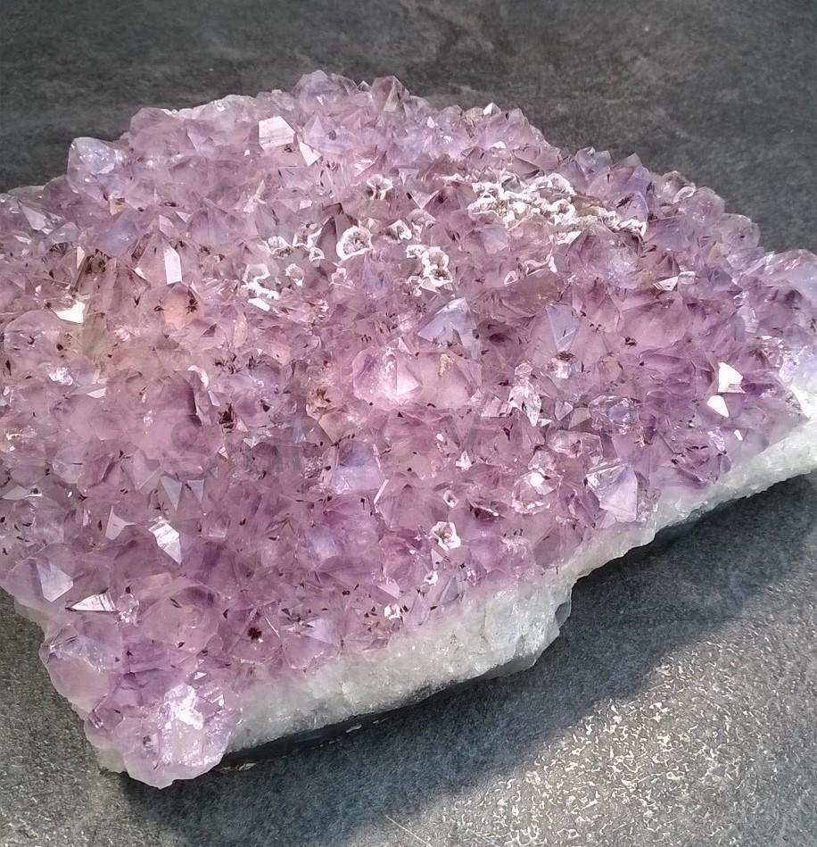 Ametyst drúza narostlá v chalcedonu 1485g (Brazílie) (X1149)