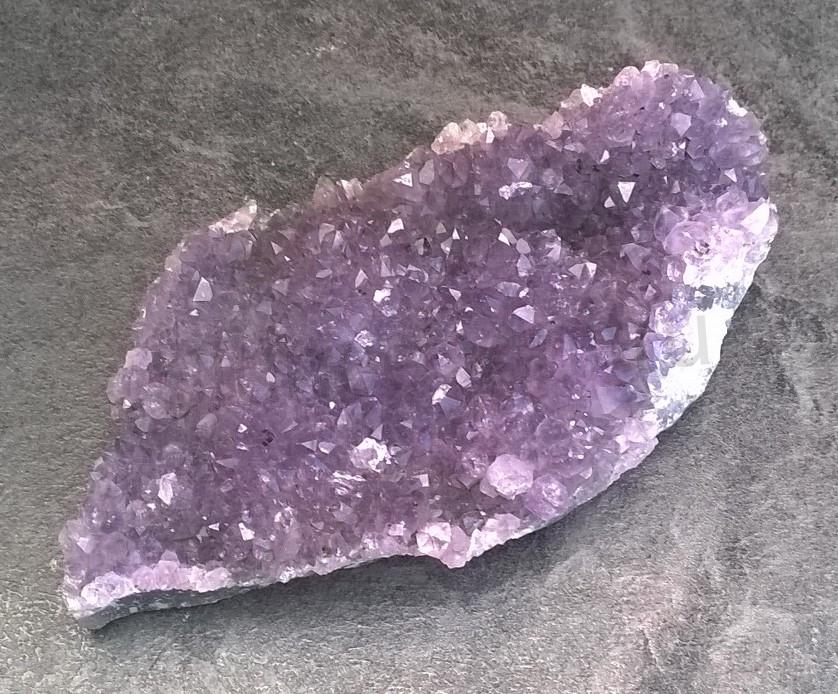 Ametyst drúza růže narostlá v chalcedonu 567g (Brazílie) (X1152)