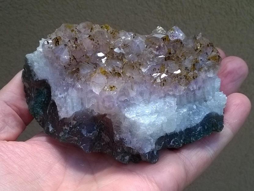 Ametyst drúza narostlá v chalcedonu 394g (Brazílie) (X1154)