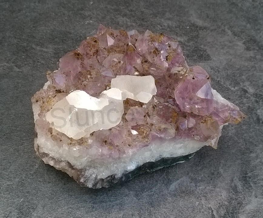 Ametyst drúza s kalcitem narostlá v chalcedonu 461g (Brazílie) (X1156)