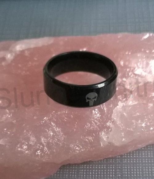 Černý prsten z chirurgické oceli / titán s ornamentem lebka, punisher (BP397)