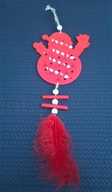 Dřevěné výřezy - závěsná ozdoba Ježíšek, mikuláš s peříčkem (V59)