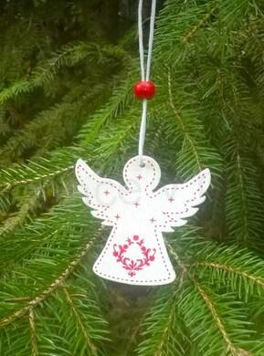 Dřevěný vánoční malovaný andílek červený (H353)