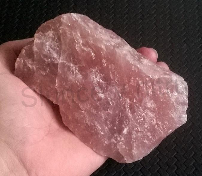 Velký Růženin surový 909 g (Madagaskar) (X1258)