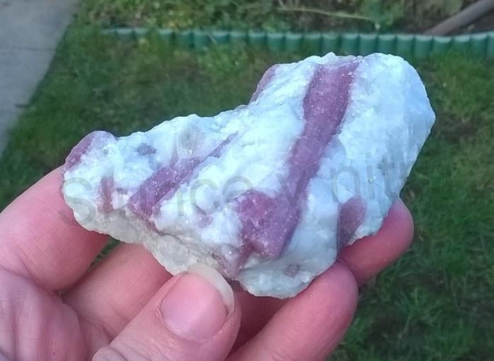 Turmalín rubelit surový 132 g (Brazílie) (X1271)