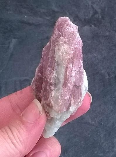 Turmalín rubelit surový 110 g (Brazílie) (X1272)