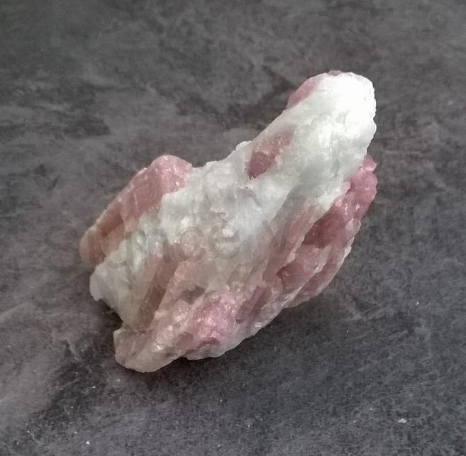 Turmalín rubelit surový 202 g (Brazílie) (X1273)