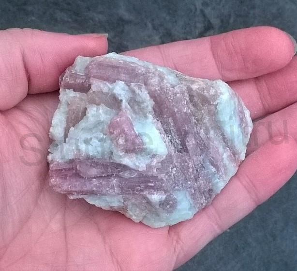 Turmalín rubelit surový 125 g (Brazílie) (X1274)