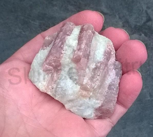 Turmalín rubelit surový 103 g (Brazílie) (X1277)