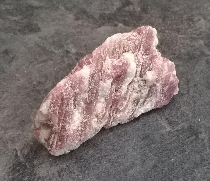 Turmalín rubelit surový 110 g (Brazílie) (X1280)