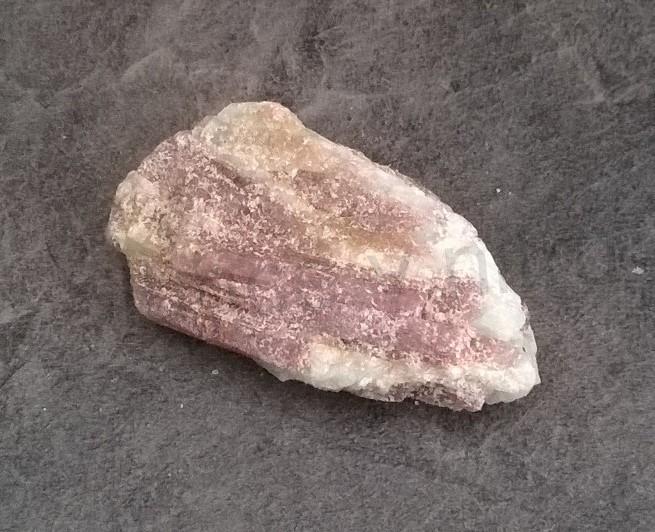 Turmalín rubelit surový 104 g (Brazílie) (X1281)
