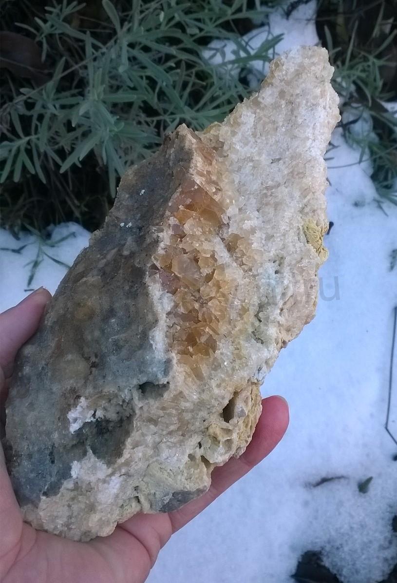 Drúza kalcitu žlutého, medového 700 g (Česká Republika) (X1451)