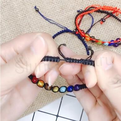 Čakrový náramek s korálky minerálů červený (X1556)